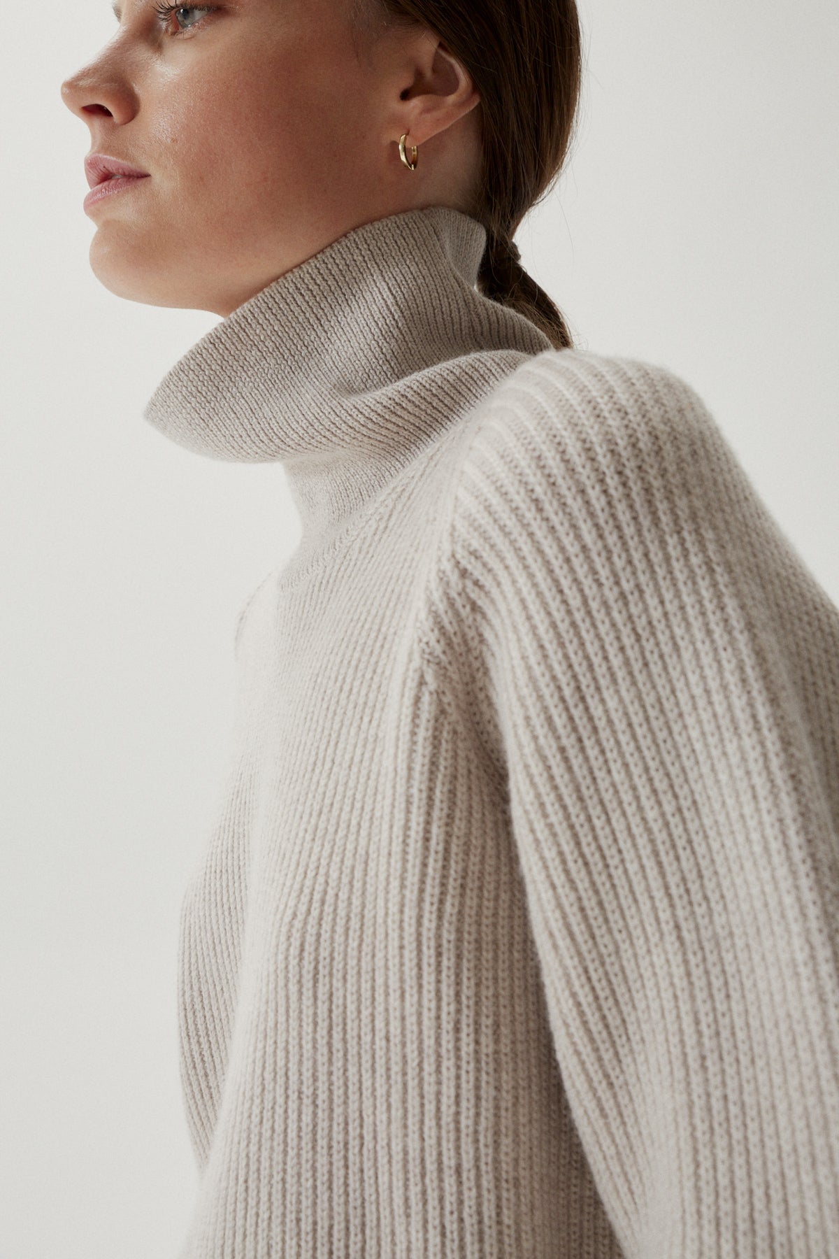 the merino wool cropped high neck greige