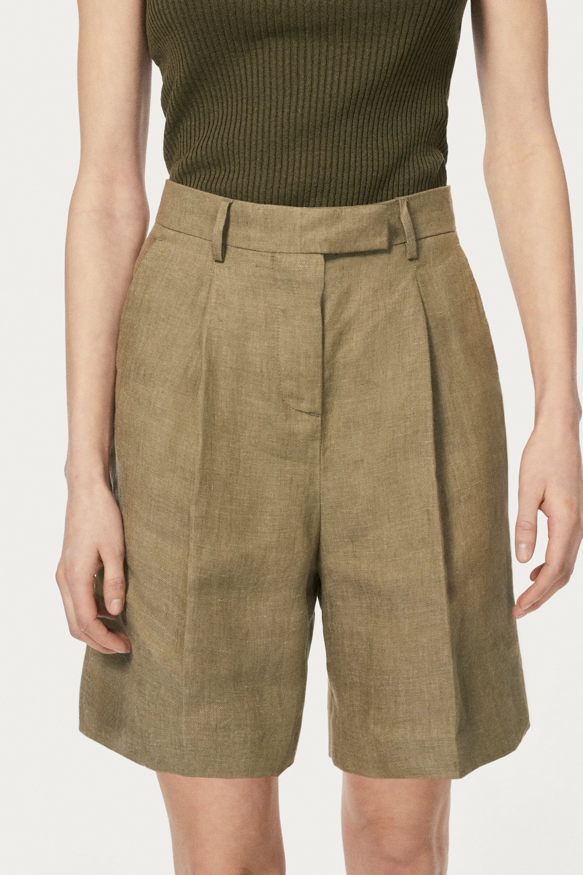 The Linen Twill Shorts - sage green