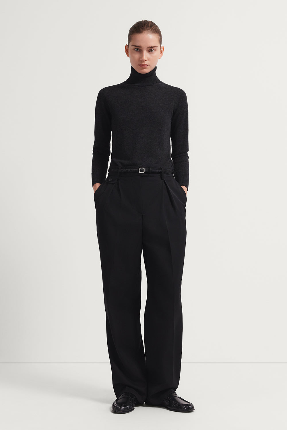 The Twill Wool Tailored Pants with Kissing Pleat Black