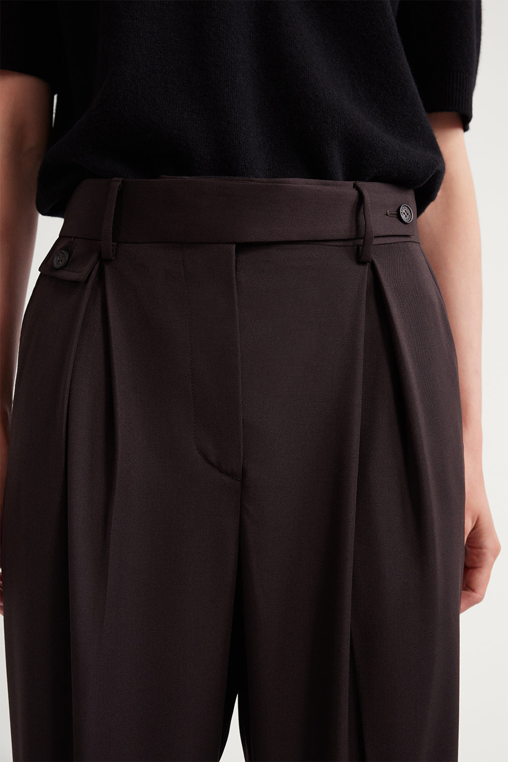The Twill Wool Tailored Pants with Kissing Pleat Deep Brown
