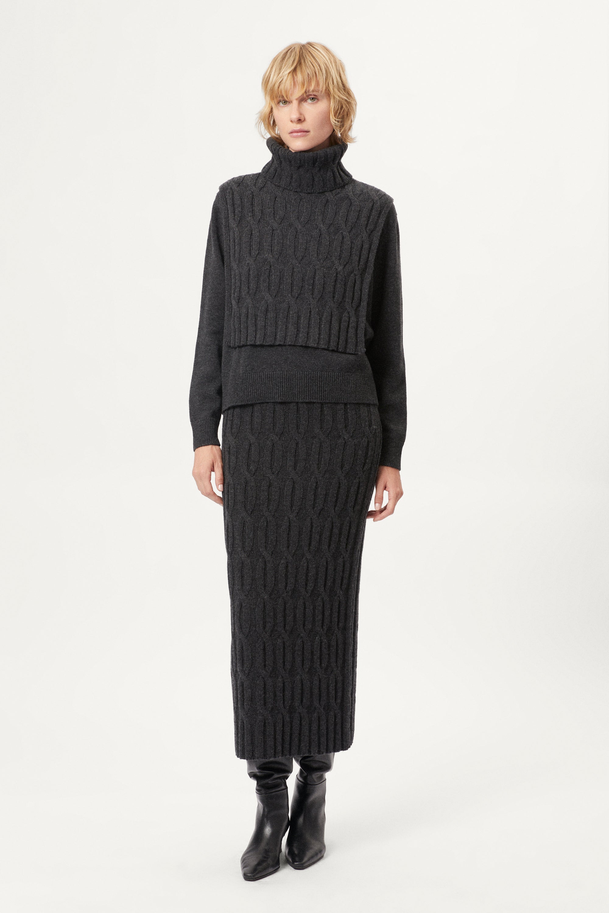 woman wearing a dark gray Woolen Cable Bib dark