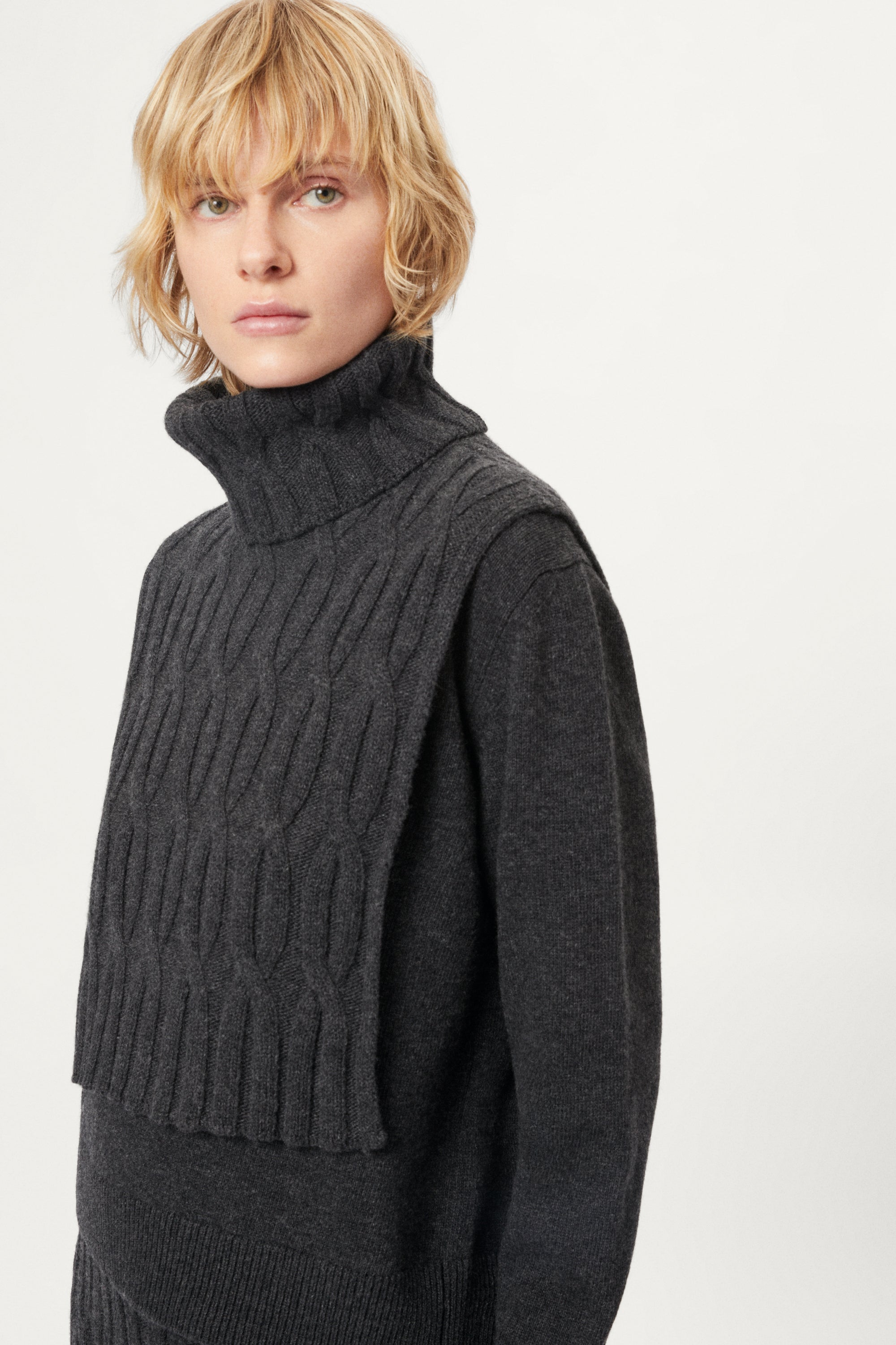 woman wearing a dark gray Woolen Cable Bib dark
