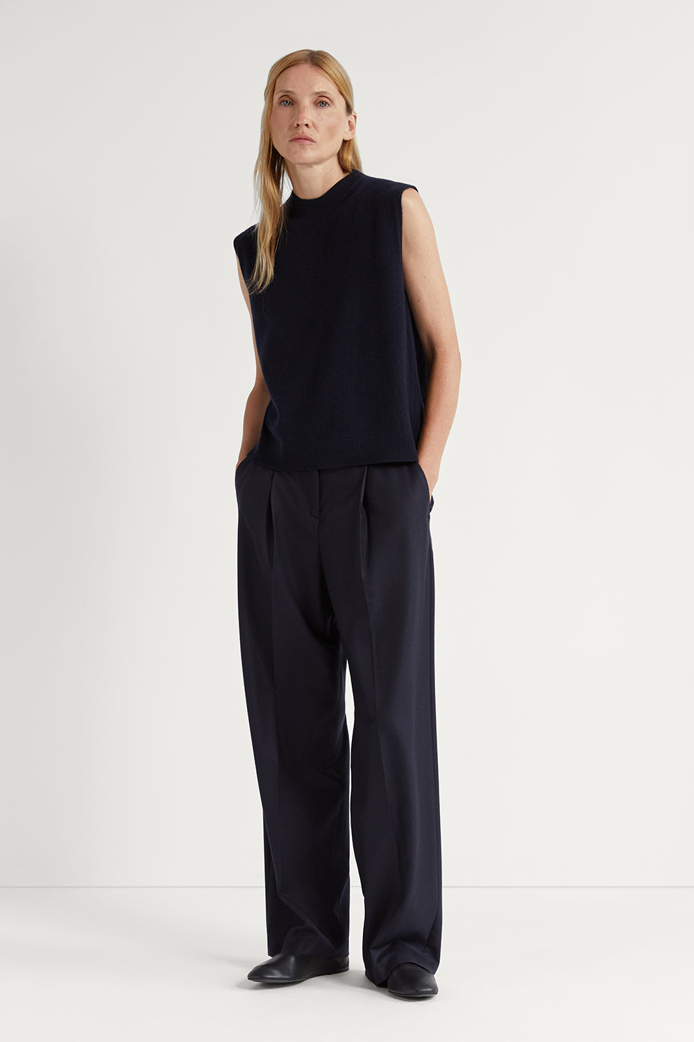 The Lightweight Woolen Vest Navy Blue