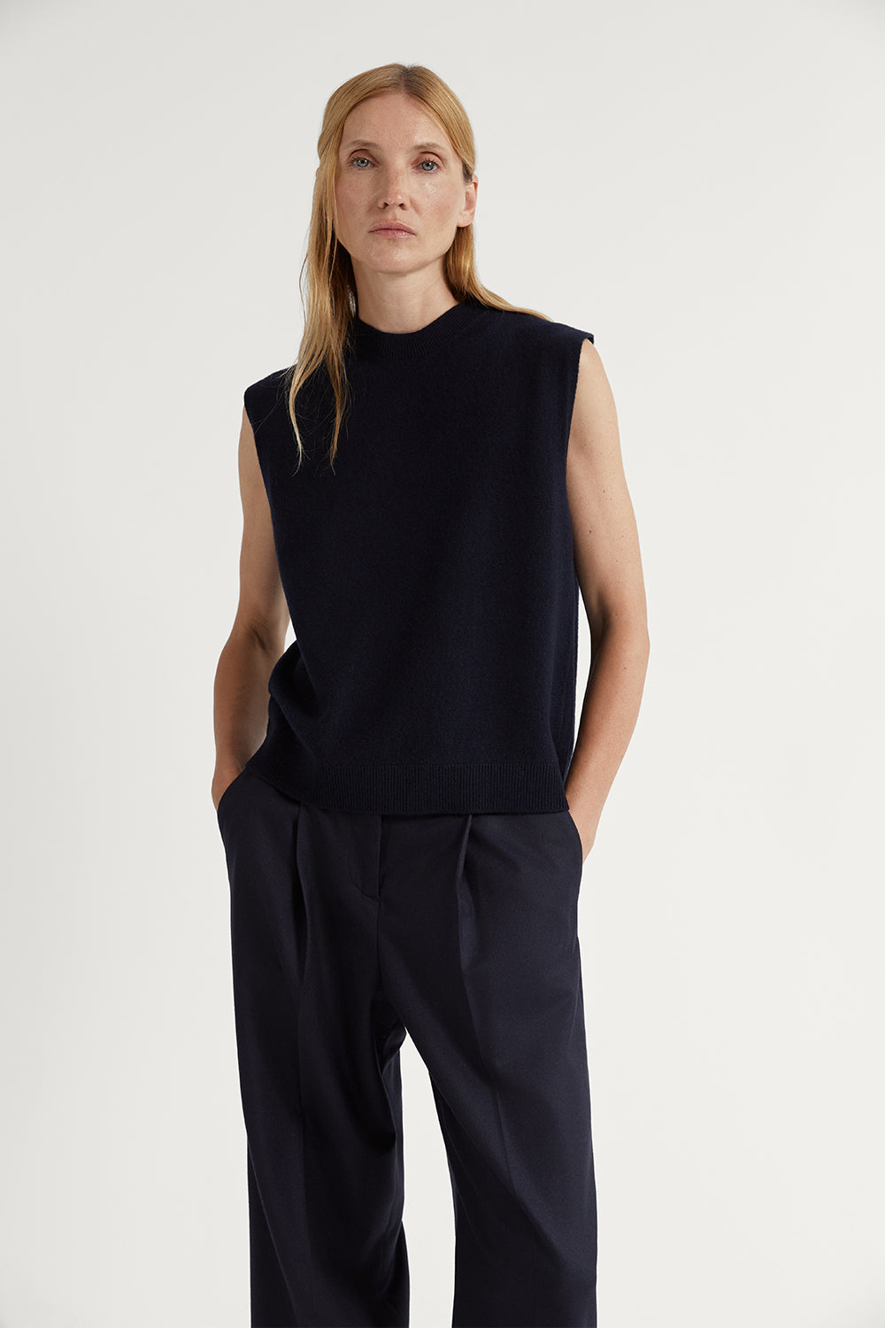 The Lightweight Woolen Vest Navy Blue