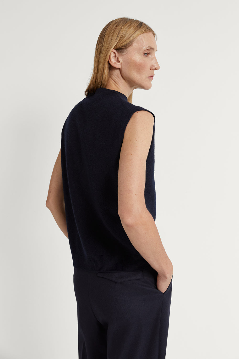 The Lightweight Woolen Vest Navy Blue