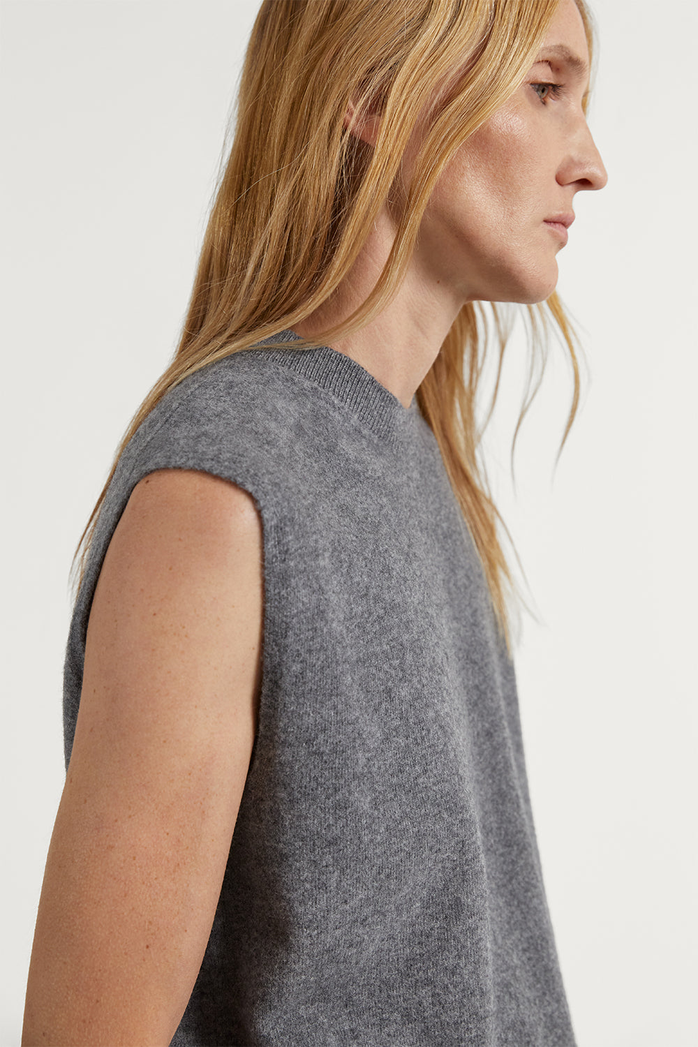 The Lightweight Woolen Vest Light Grey Melange