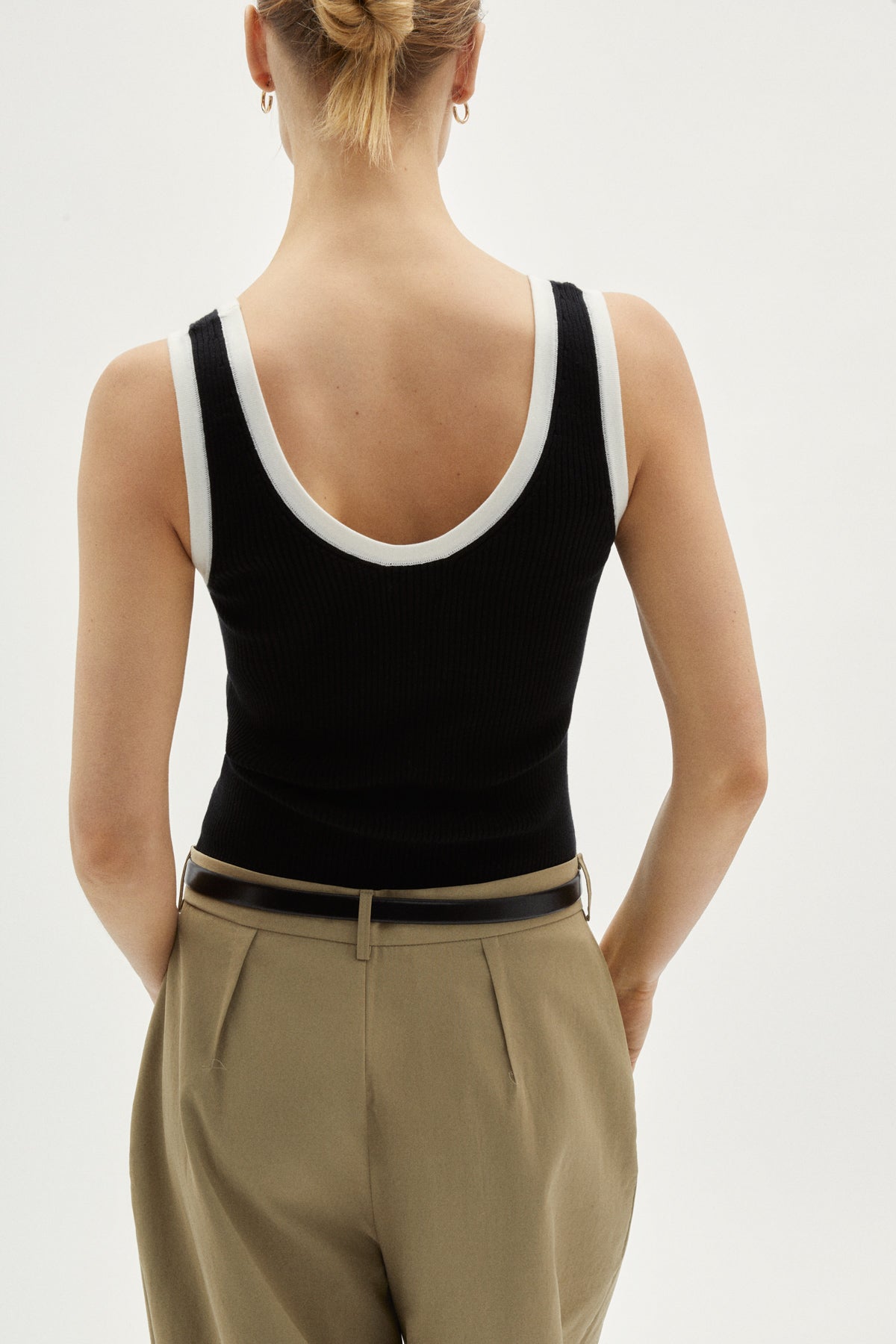 the organic cotton ribbed v neck tank top black