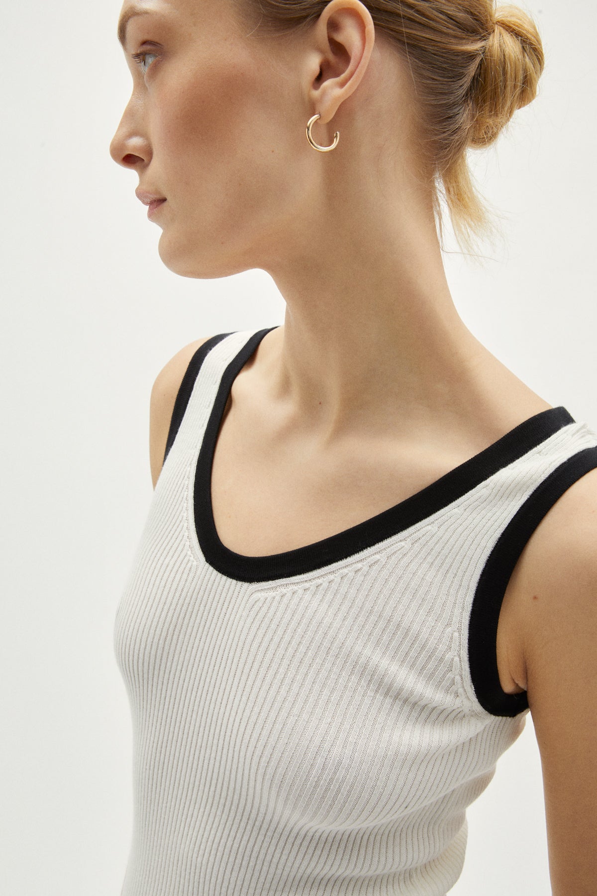 the organic cotton ribbed v neck tank top milk white