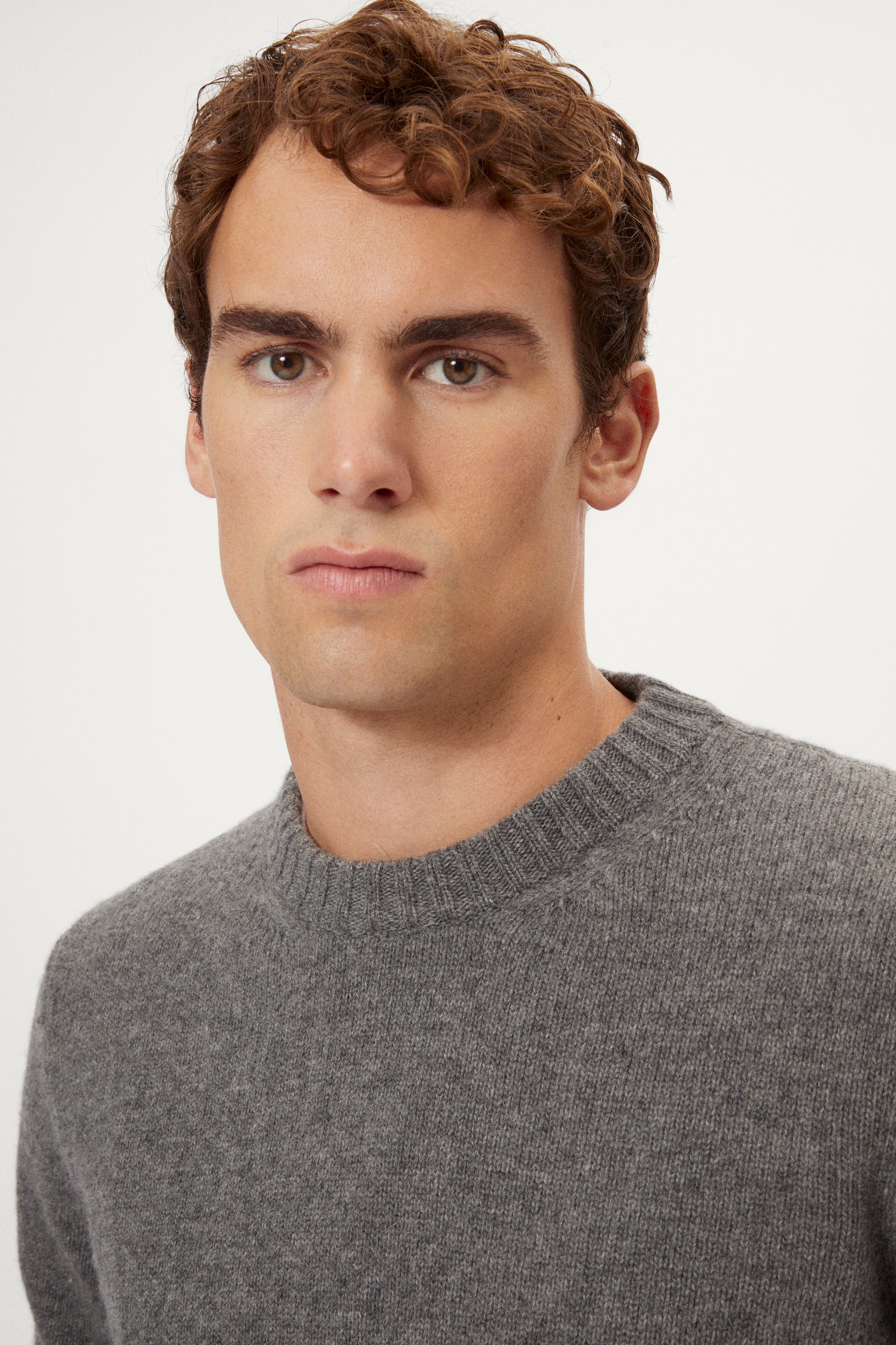 Man wearing a gray woolen sweater