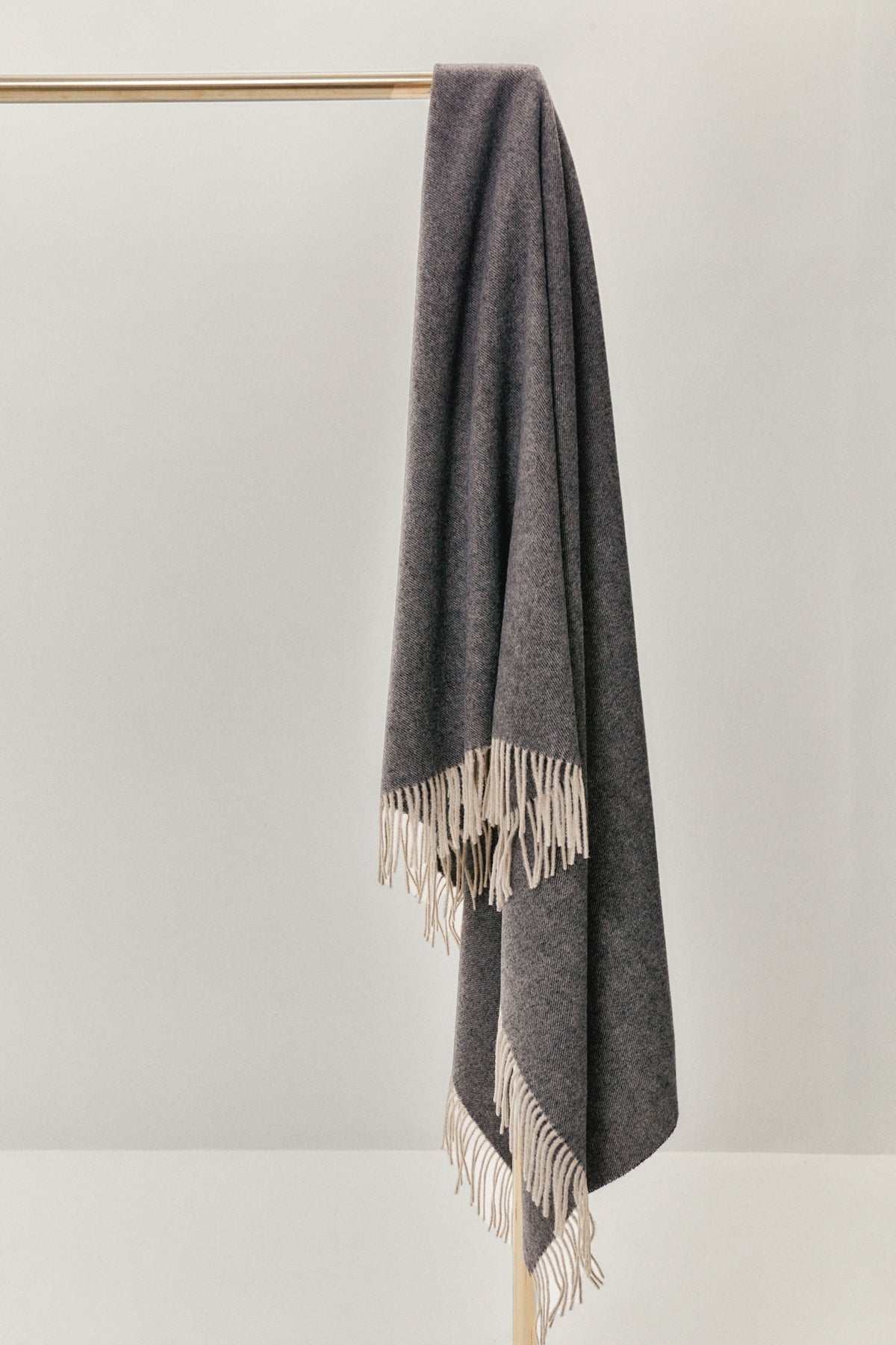 the merino blanket with fringes anthracite grey