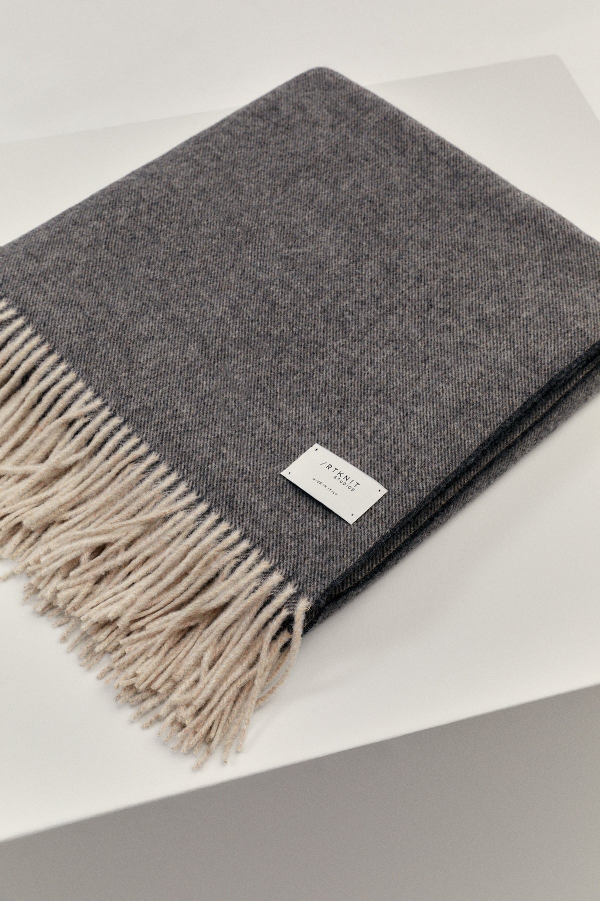 the merino blanket with fringes anthracite grey