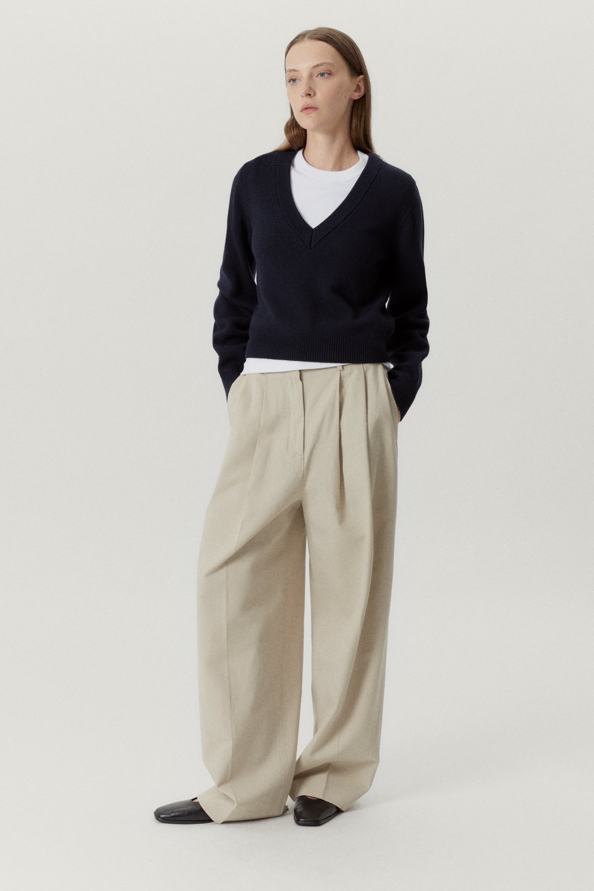 the merino wool cropped v neck oxford blue