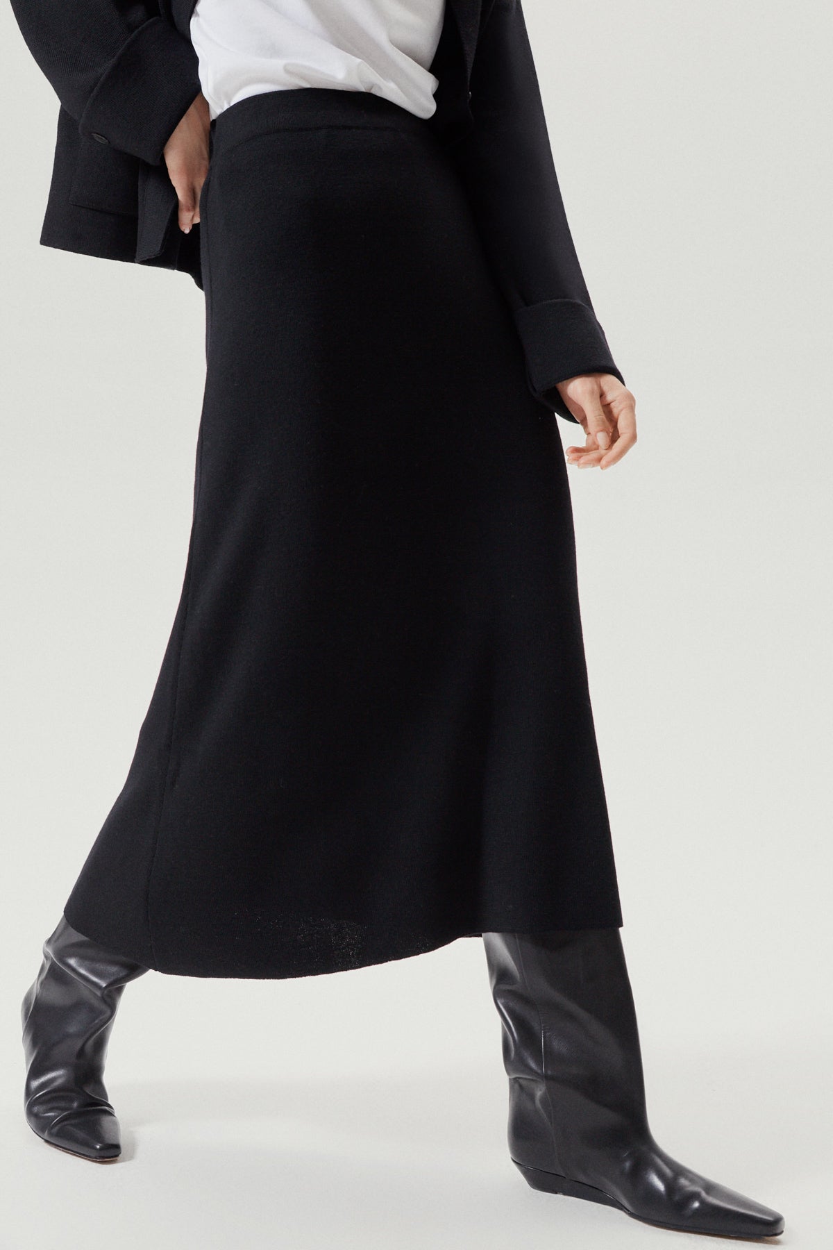 the merino wool flare skirt black