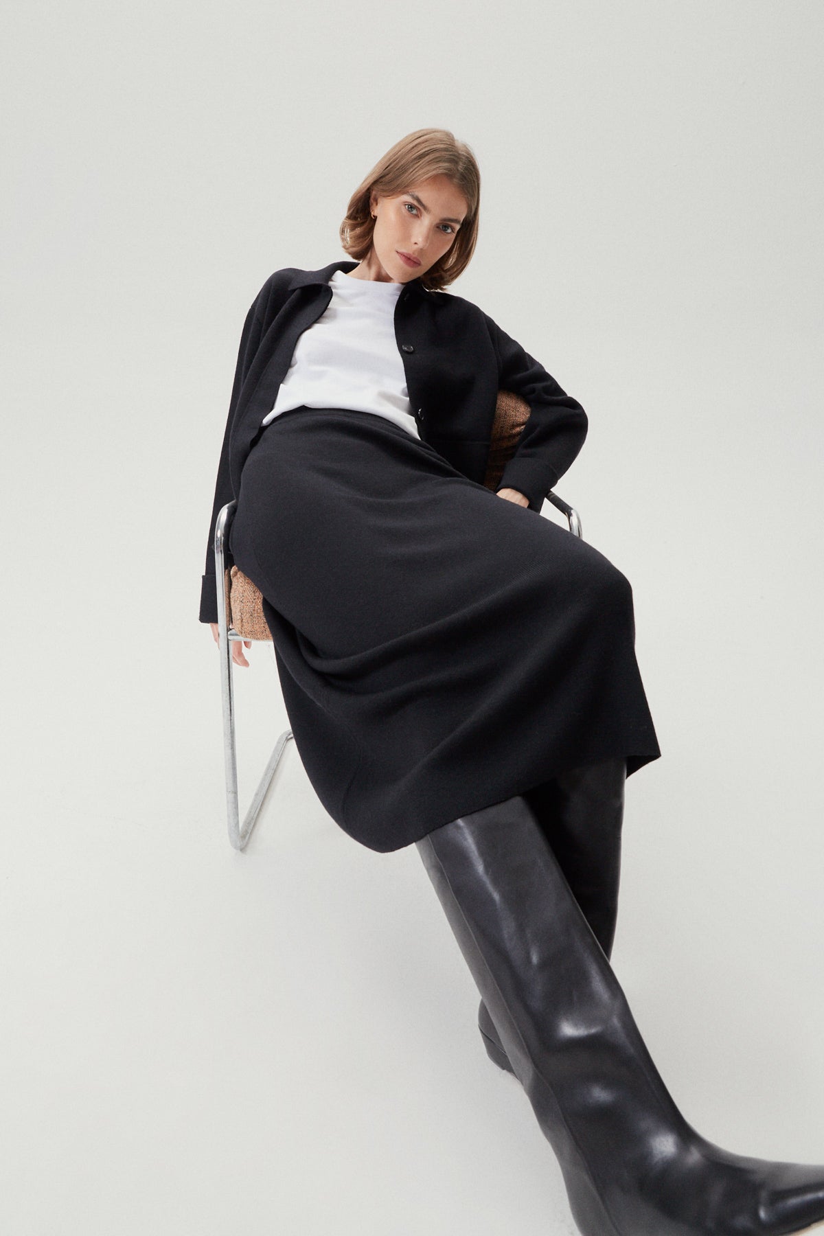 the merino wool flare skirt black