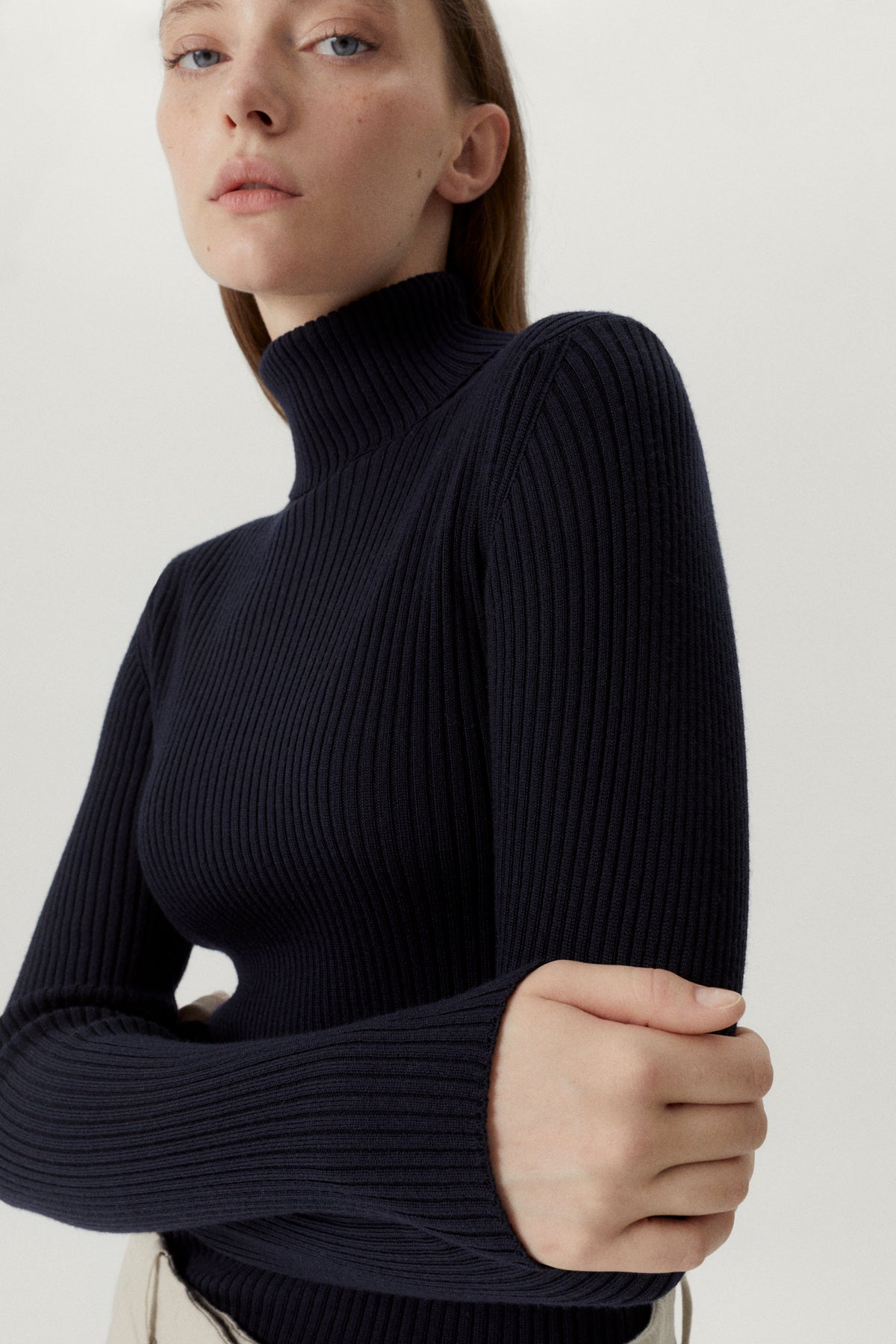 the merino wool ribbed roll neck oxford blue