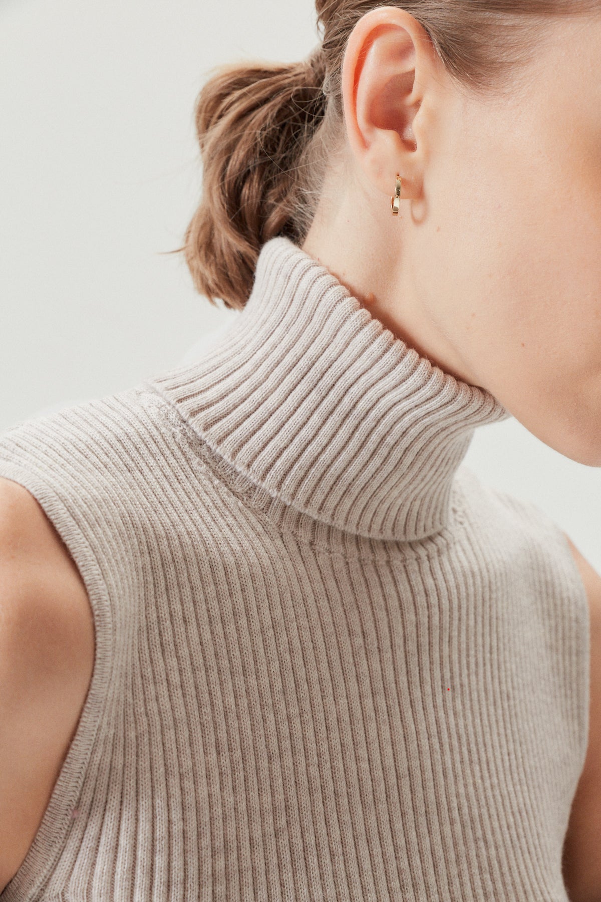 the merino wool roll neck top greige