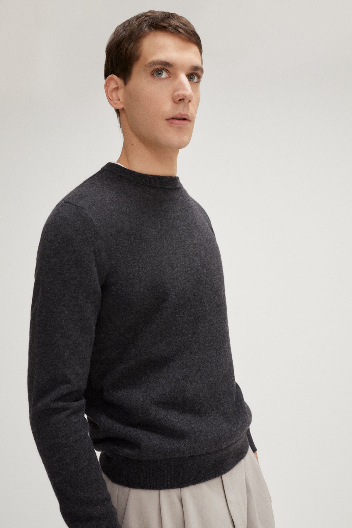 the superior cashmere classic round neck charcoal grey