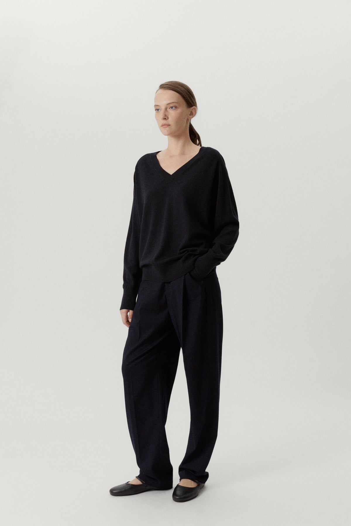the ultrasoft wool relaxed v neck midnight blue