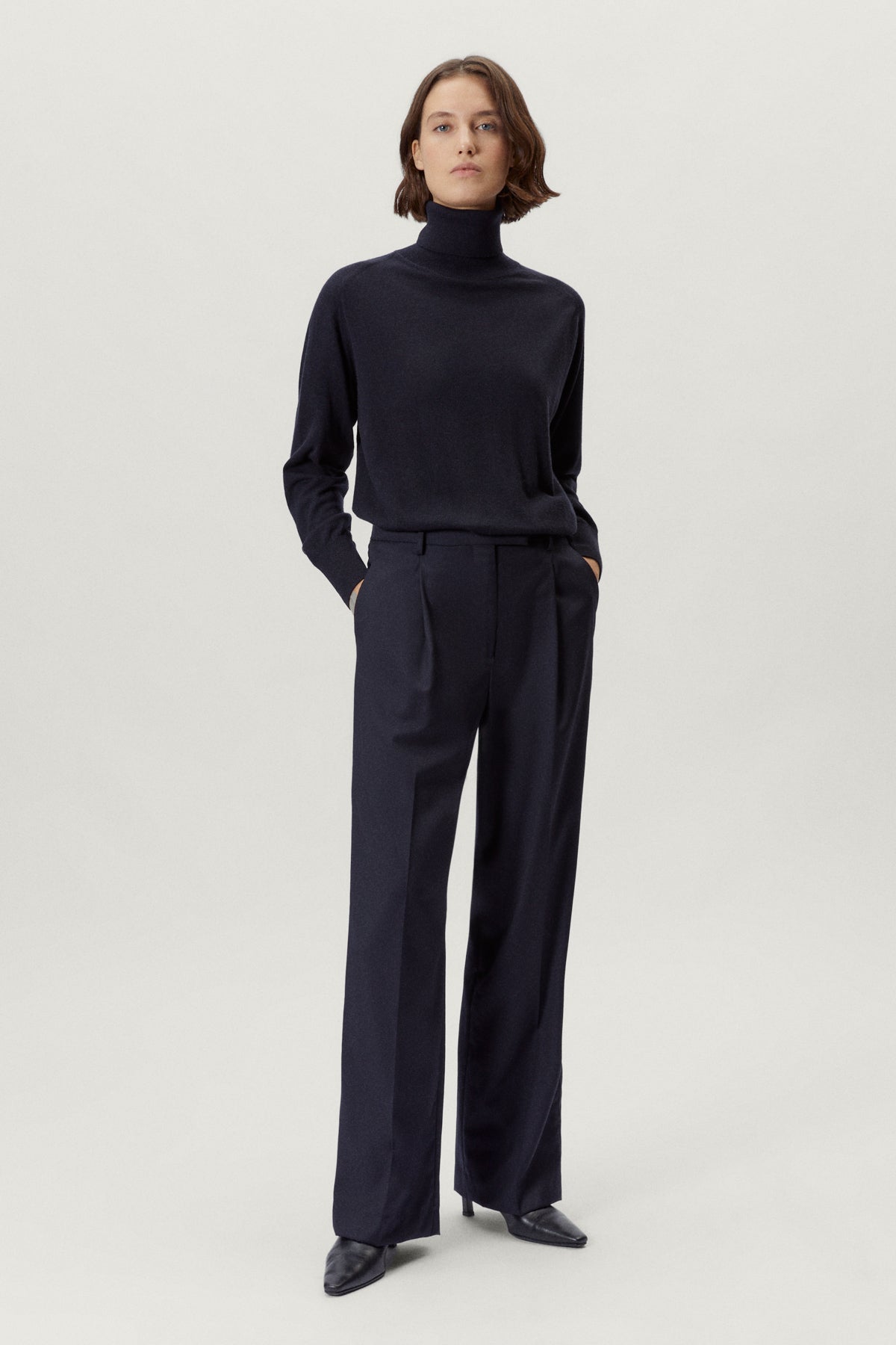 the wool tailored pants with pinces w blue navy