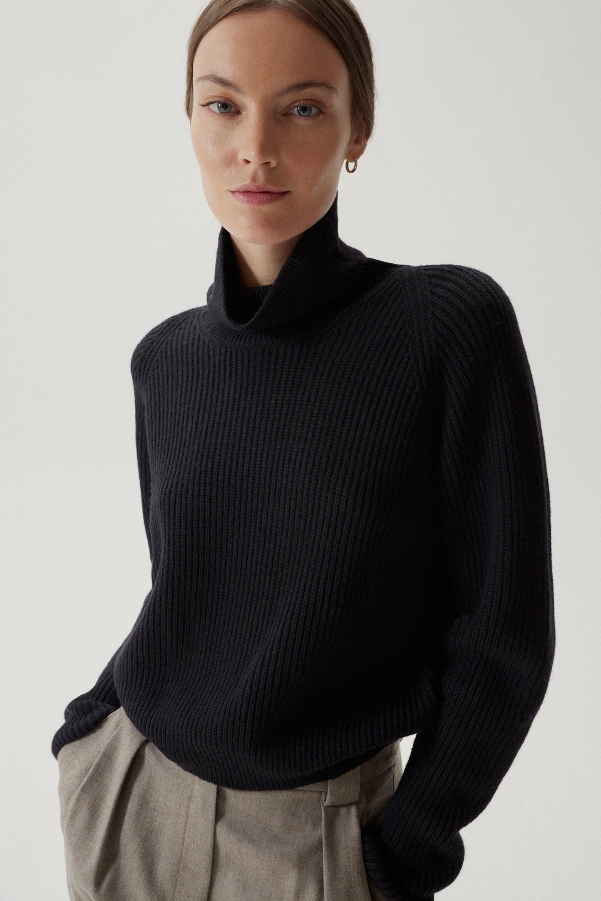 the merino wool cropped high neck black