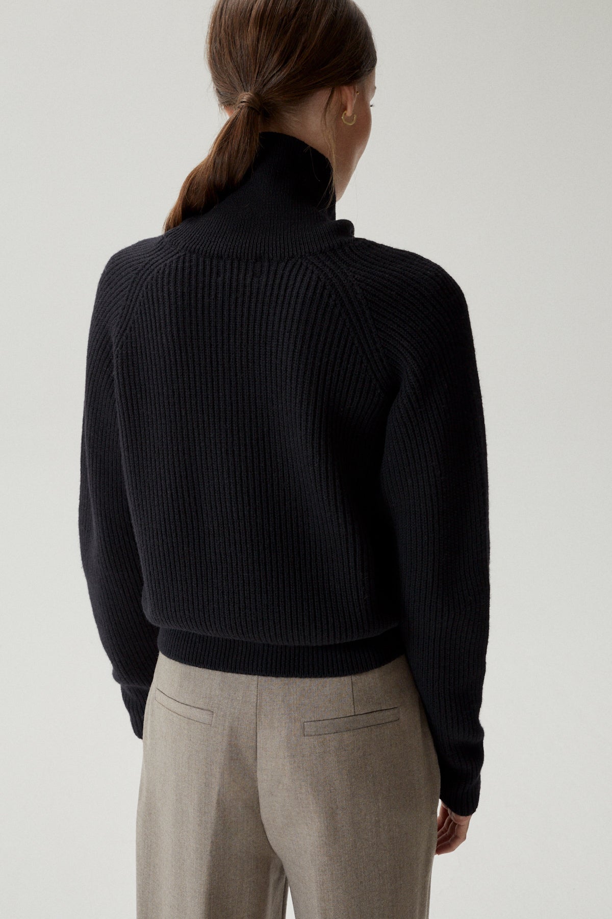 the merino wool cropped high neck black