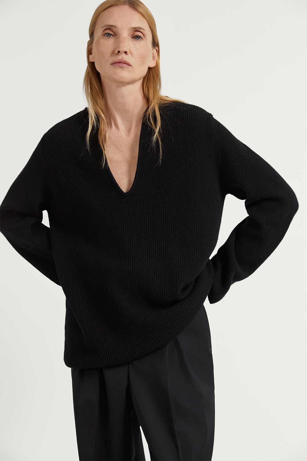 The Woolen Oversize V-Neck Black