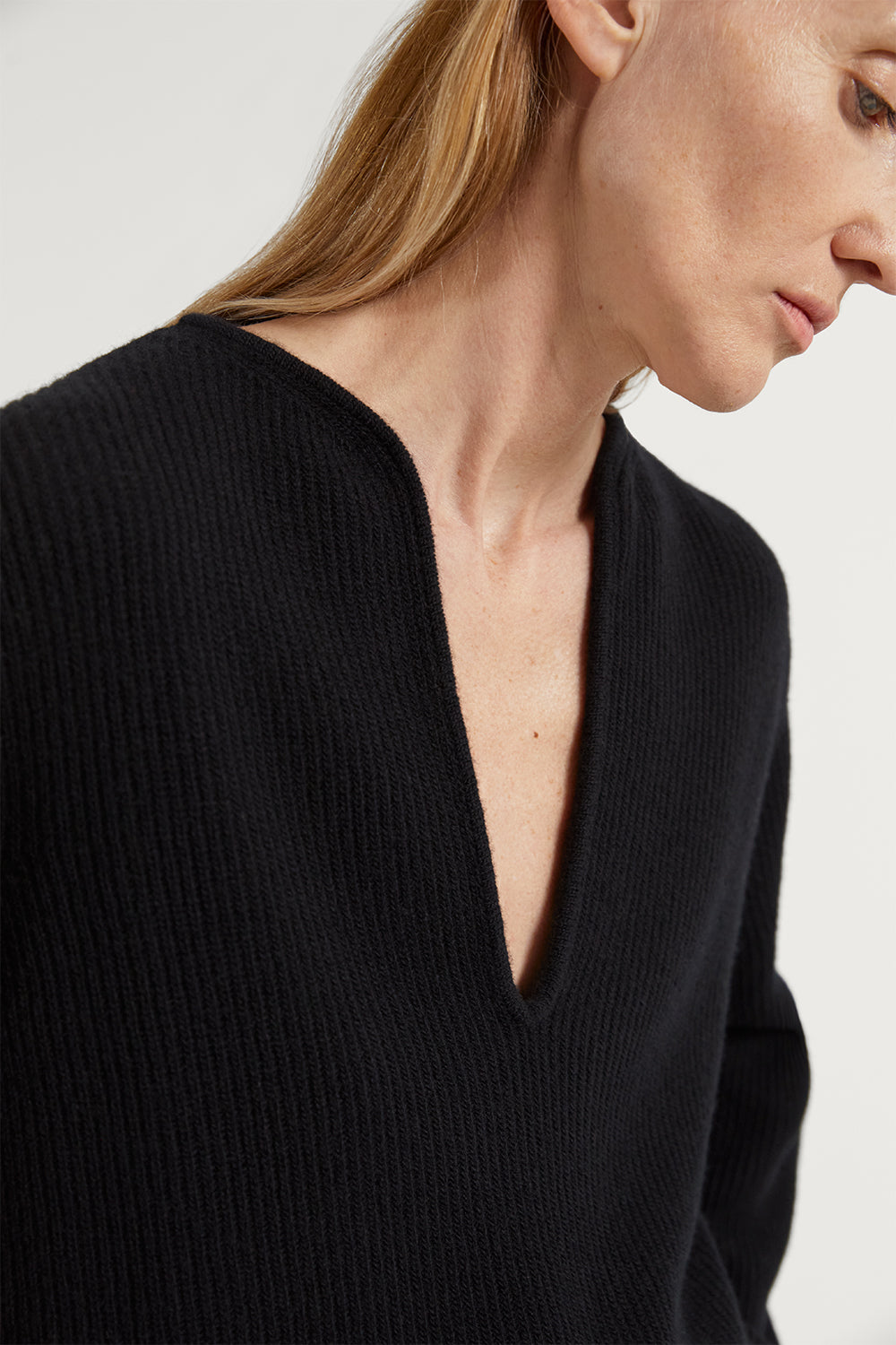 The Woolen Oversize V-Neck Black
