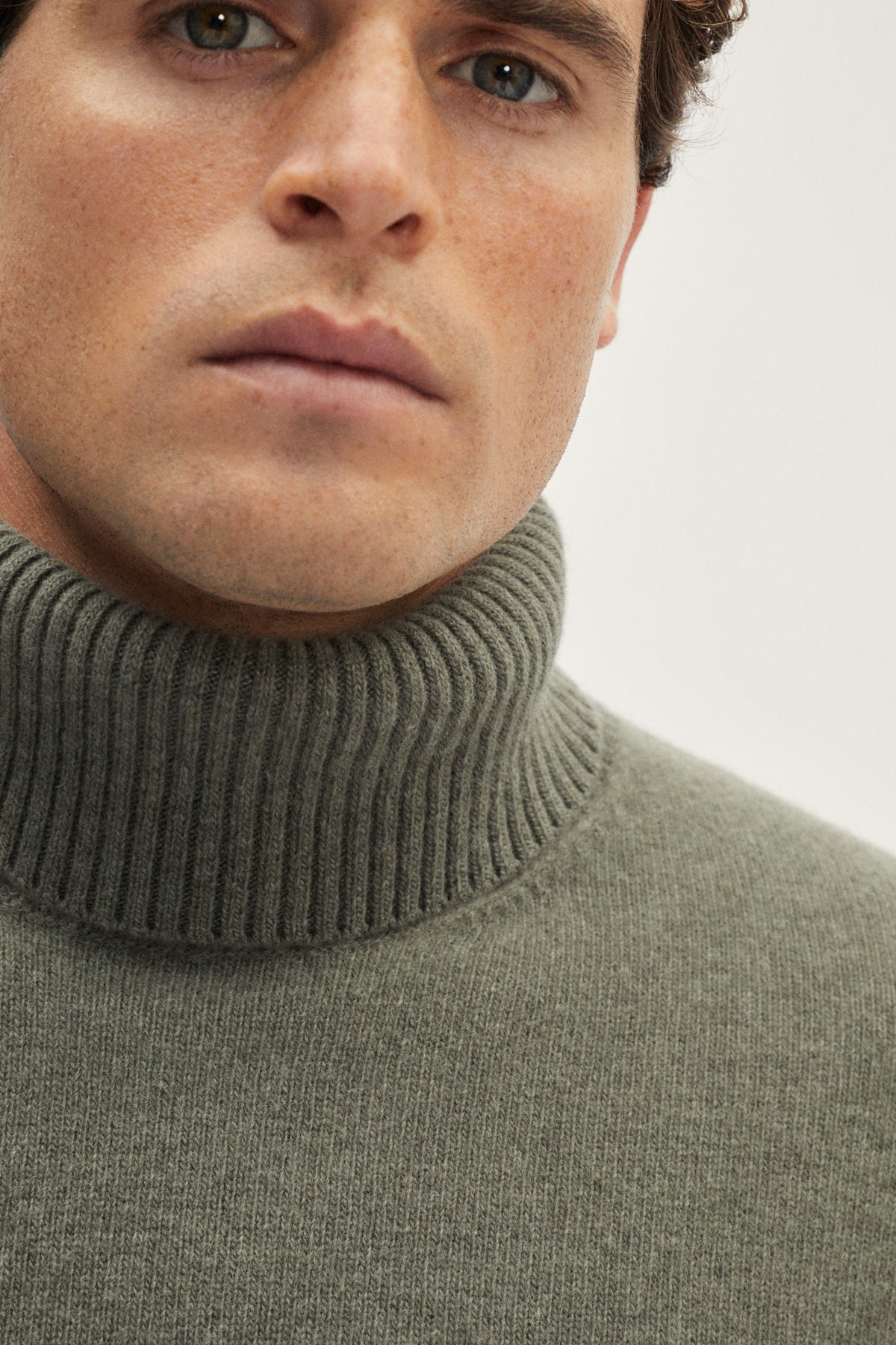 The Woolen Roll-Neck - dust green