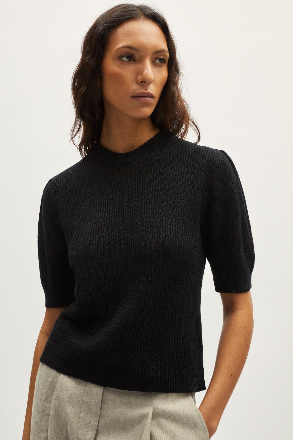 the linen cotton ribbed t shirt with pinces black