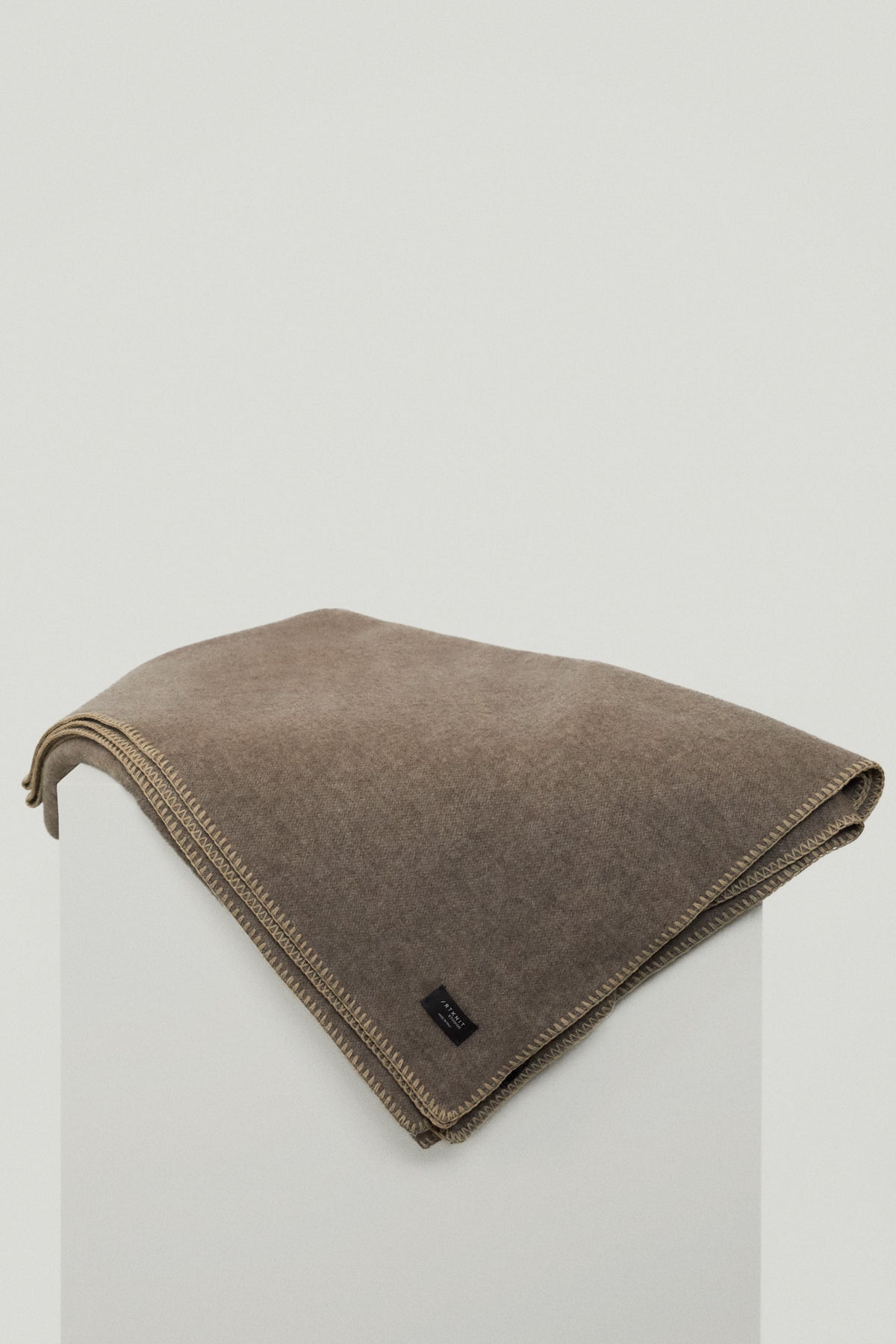 The Woolen Blanket - taupe