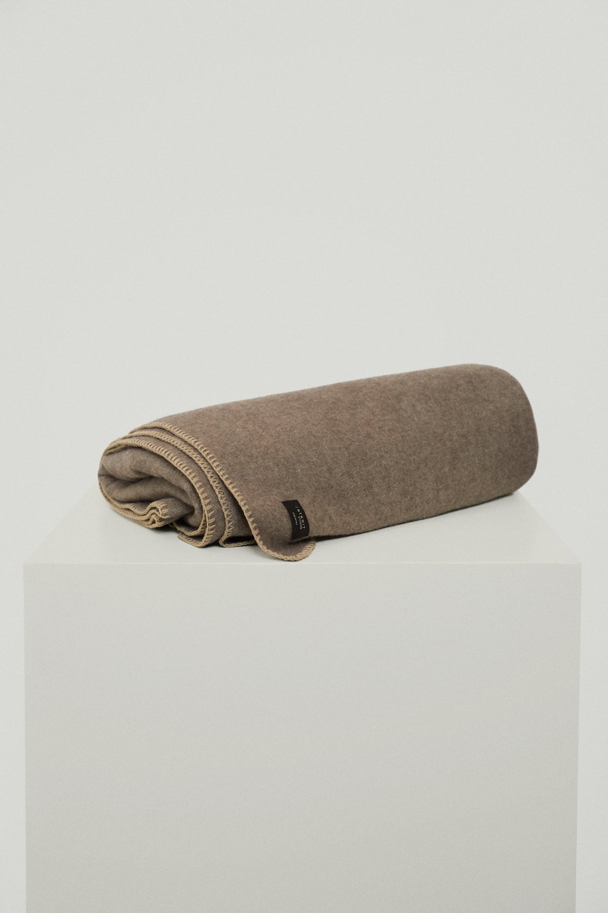 The Woolen Blanket - taupe