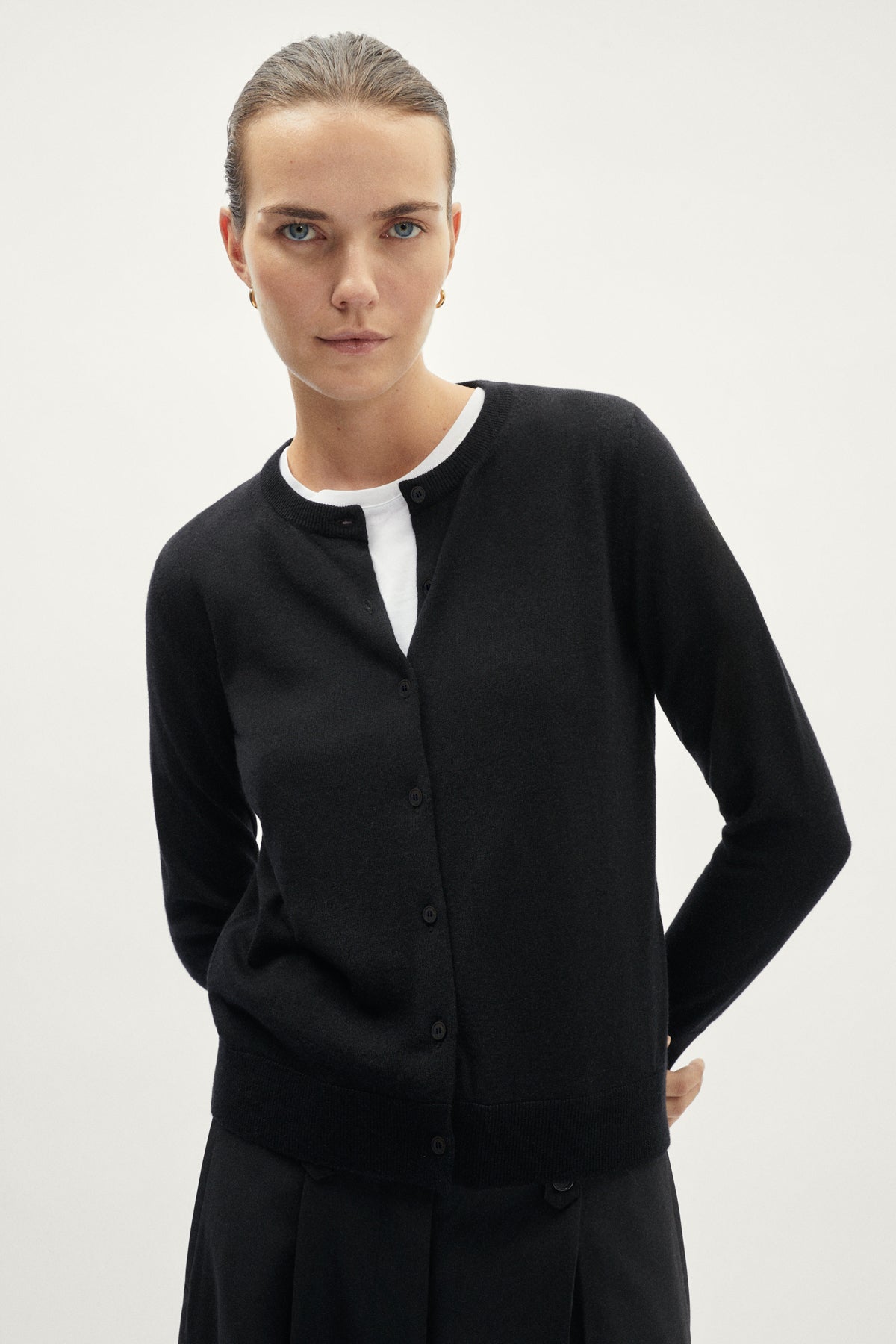 The Ultrasoft wool Crewneck Cardigan - black