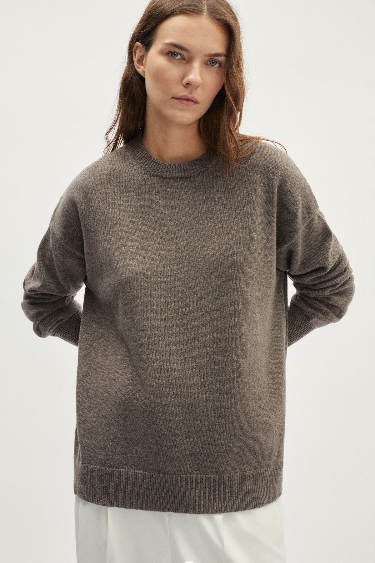 The Woolen medium-weight Oversize Sweater - taupe