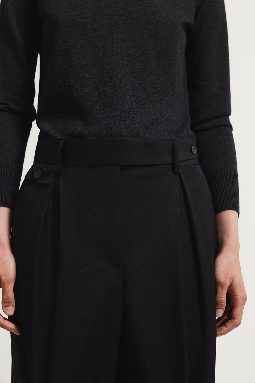 The Twill Wool Tailored Pants with Kissing Pleat Black
