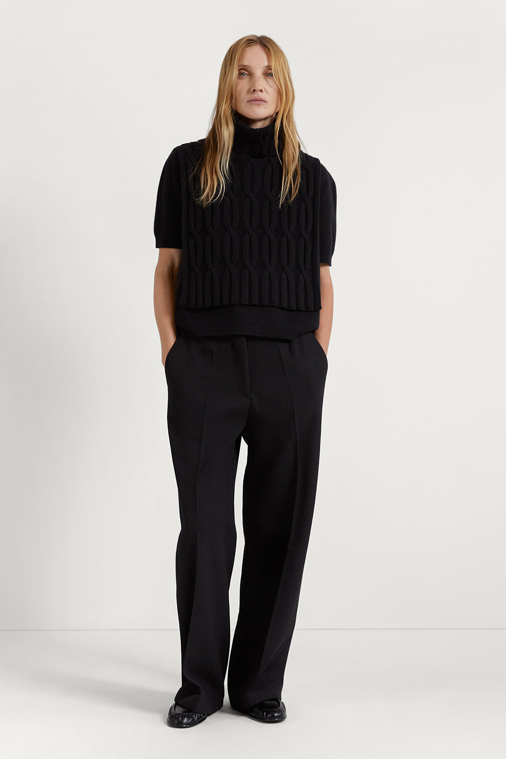The Woolen Cable Bib Black