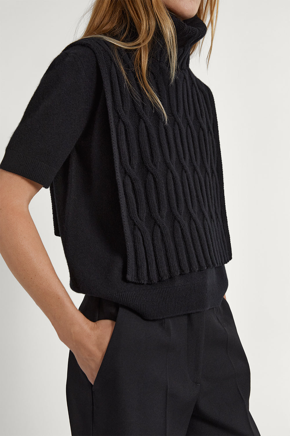 The Woolen Cable Bib Black