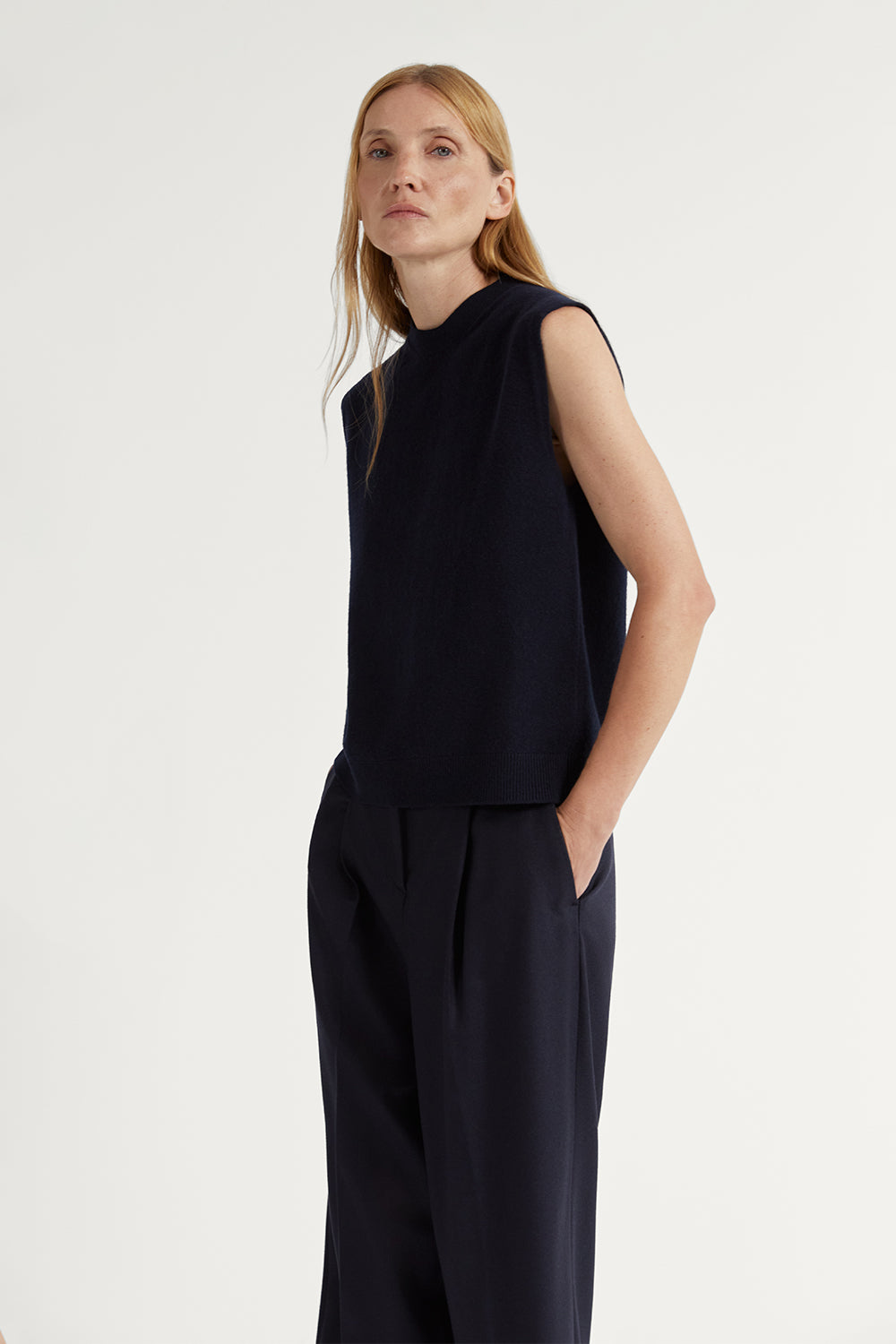 The Lightweight Woolen Vest Navy Blue