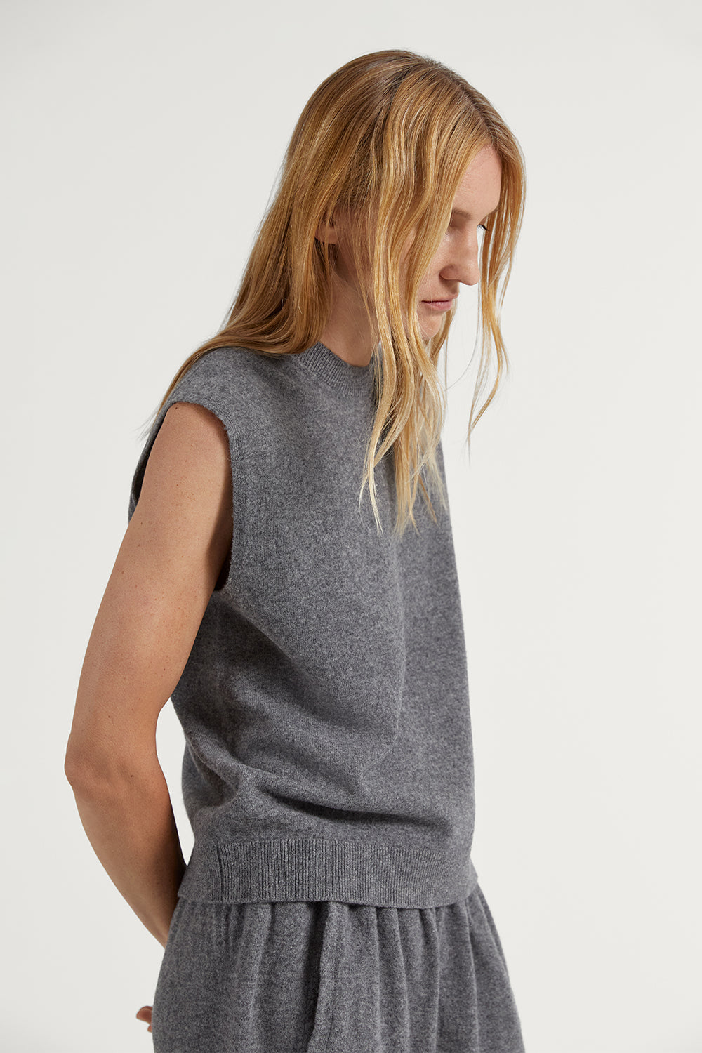 The Lightweight Woolen Vest Light Grey Melange