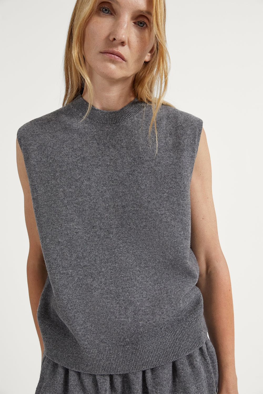 The Lightweight Woolen Vest Light Grey Melange