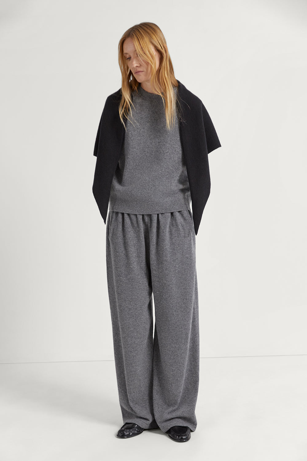 The Lightweight Woolen Triangle Shawl Black