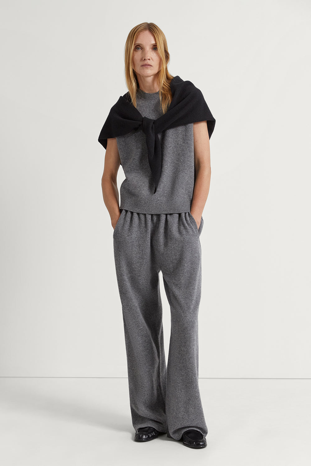 The Lightweight Woolen Triangle Shawl Black