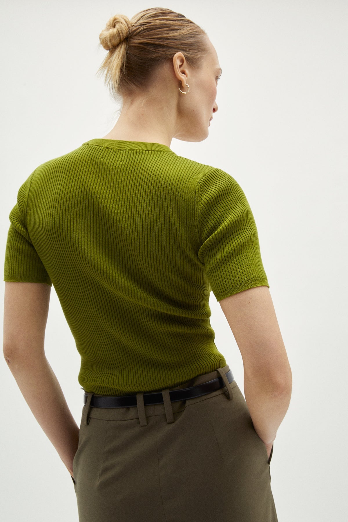 the organic cotton ribbed tee kiwi green