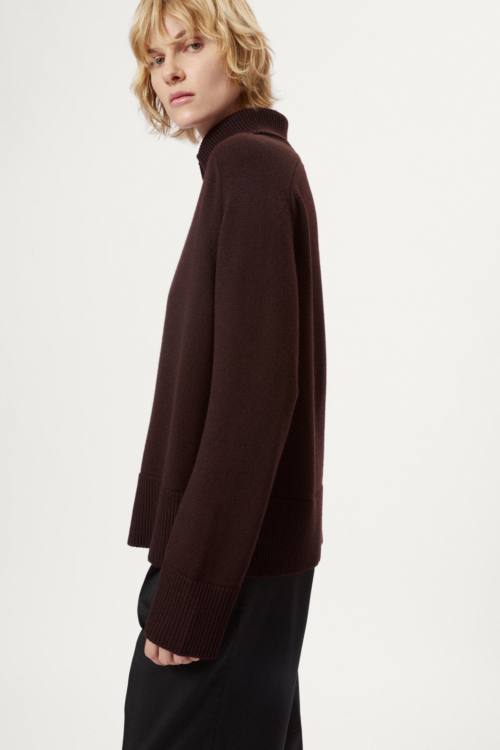 The Merino Wool Boxy with special High Neck - brown