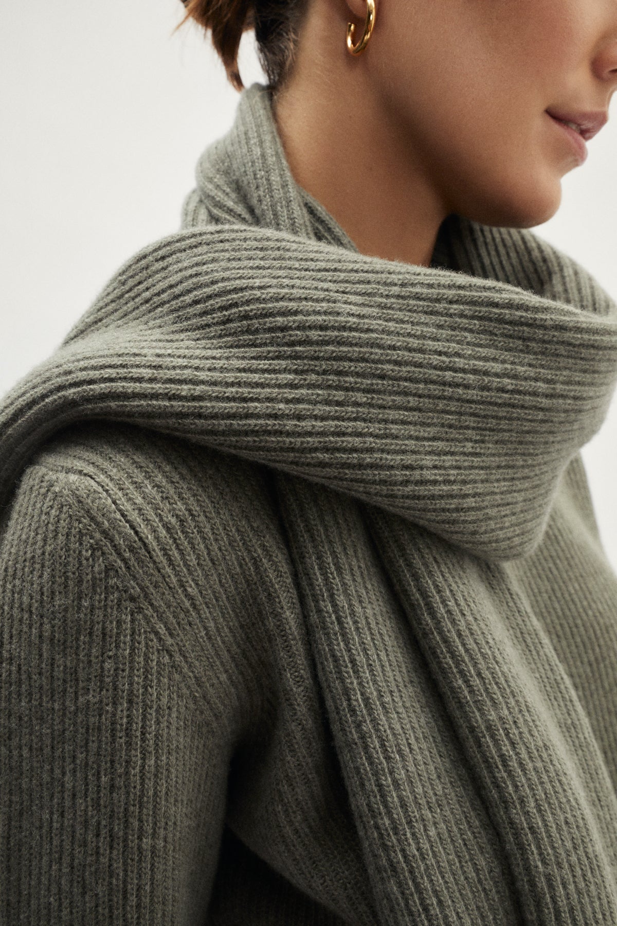 The Woolen Ribbed Scarf - green