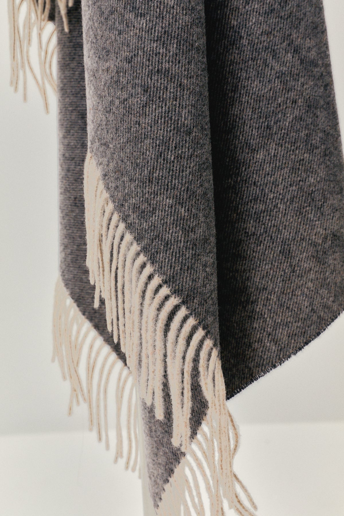 the merino blanket with fringes anthracite grey