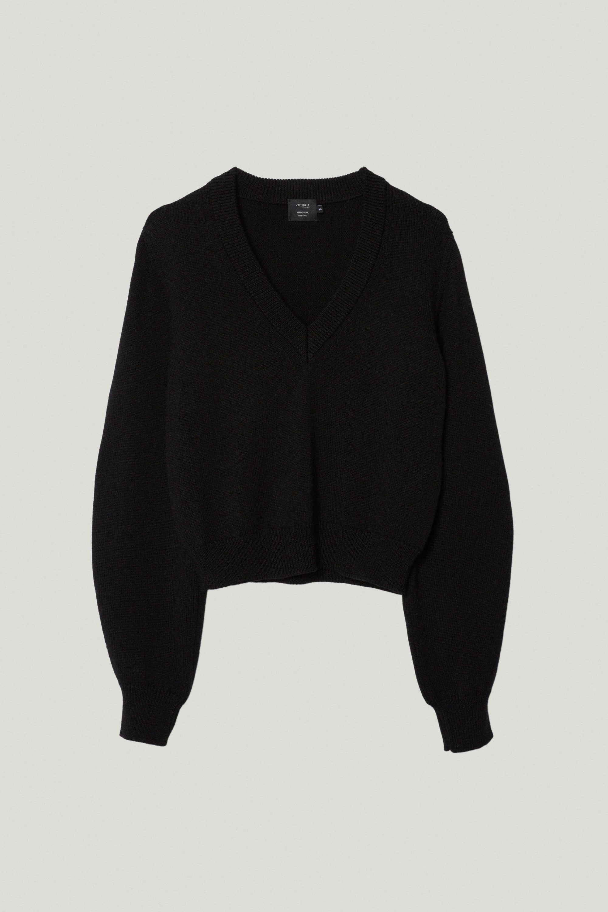 the merino wool cropped v neck black