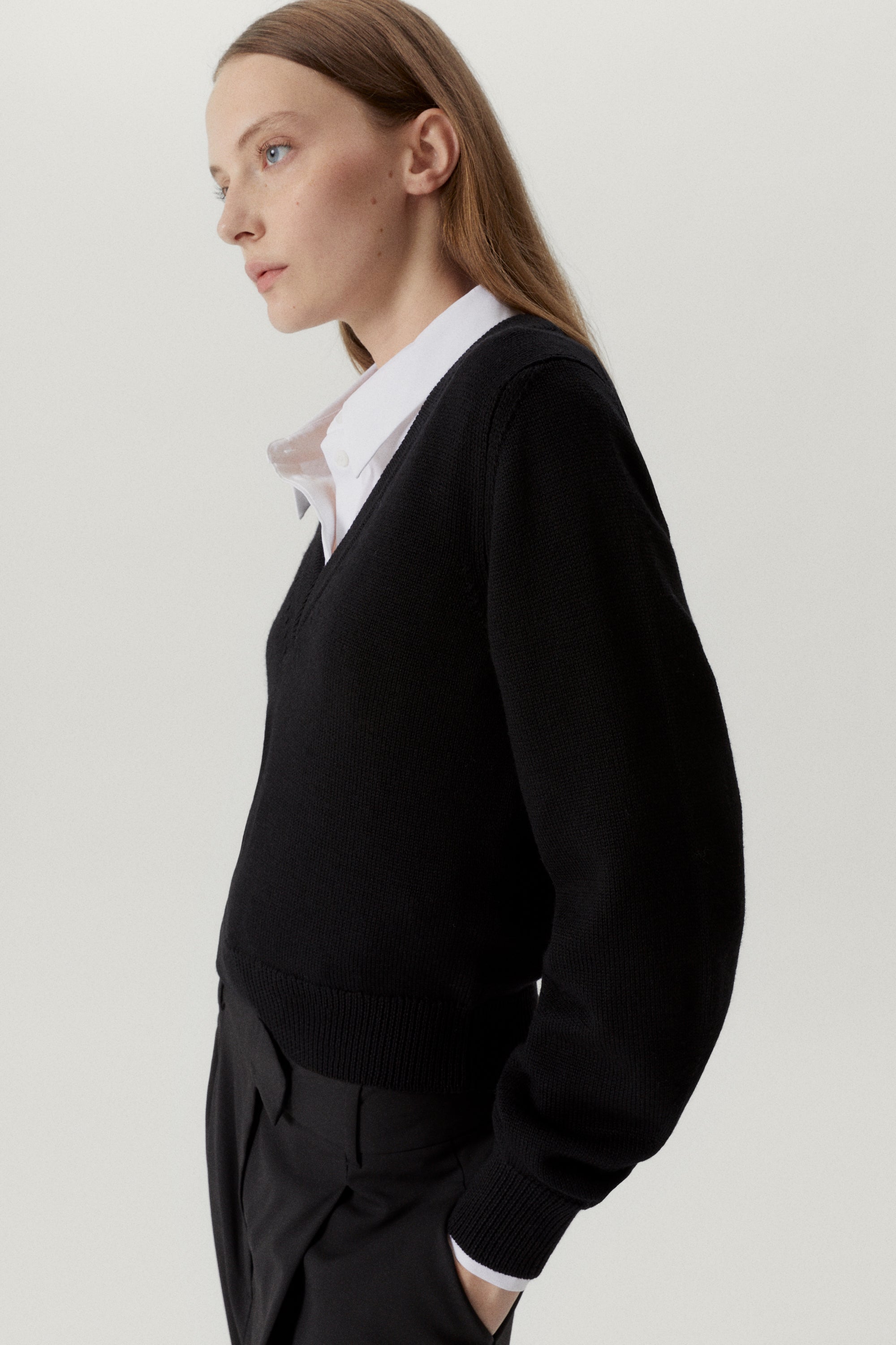 the merino wool cropped v neck black