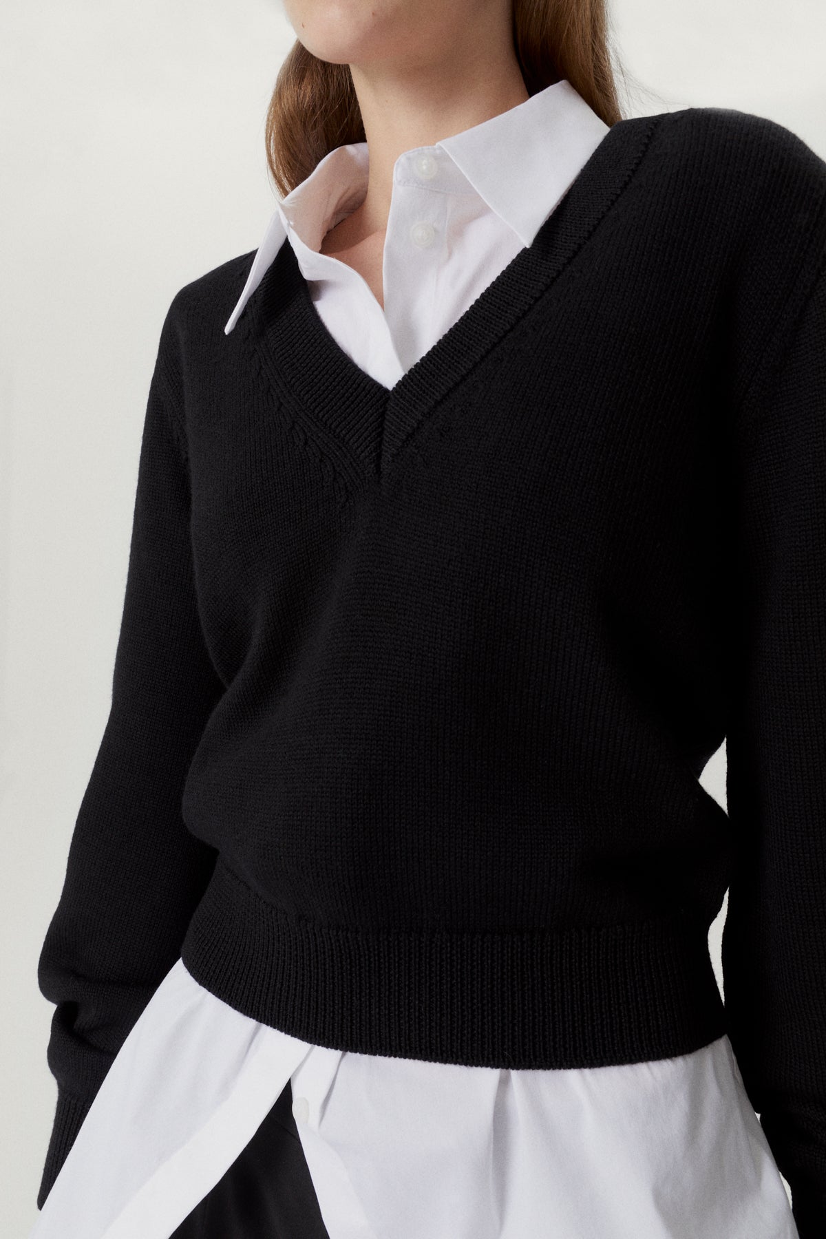 the merino wool cropped v neck black