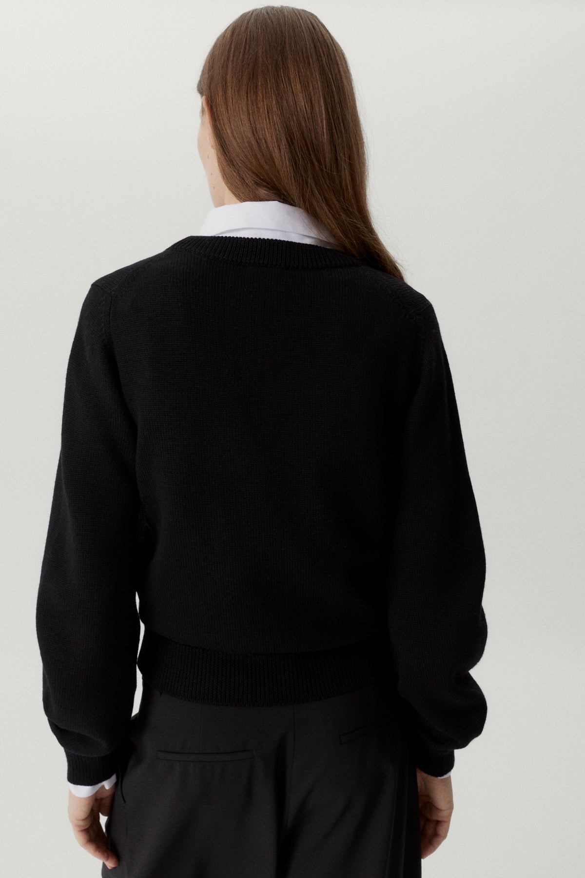 the merino wool cropped v neck black