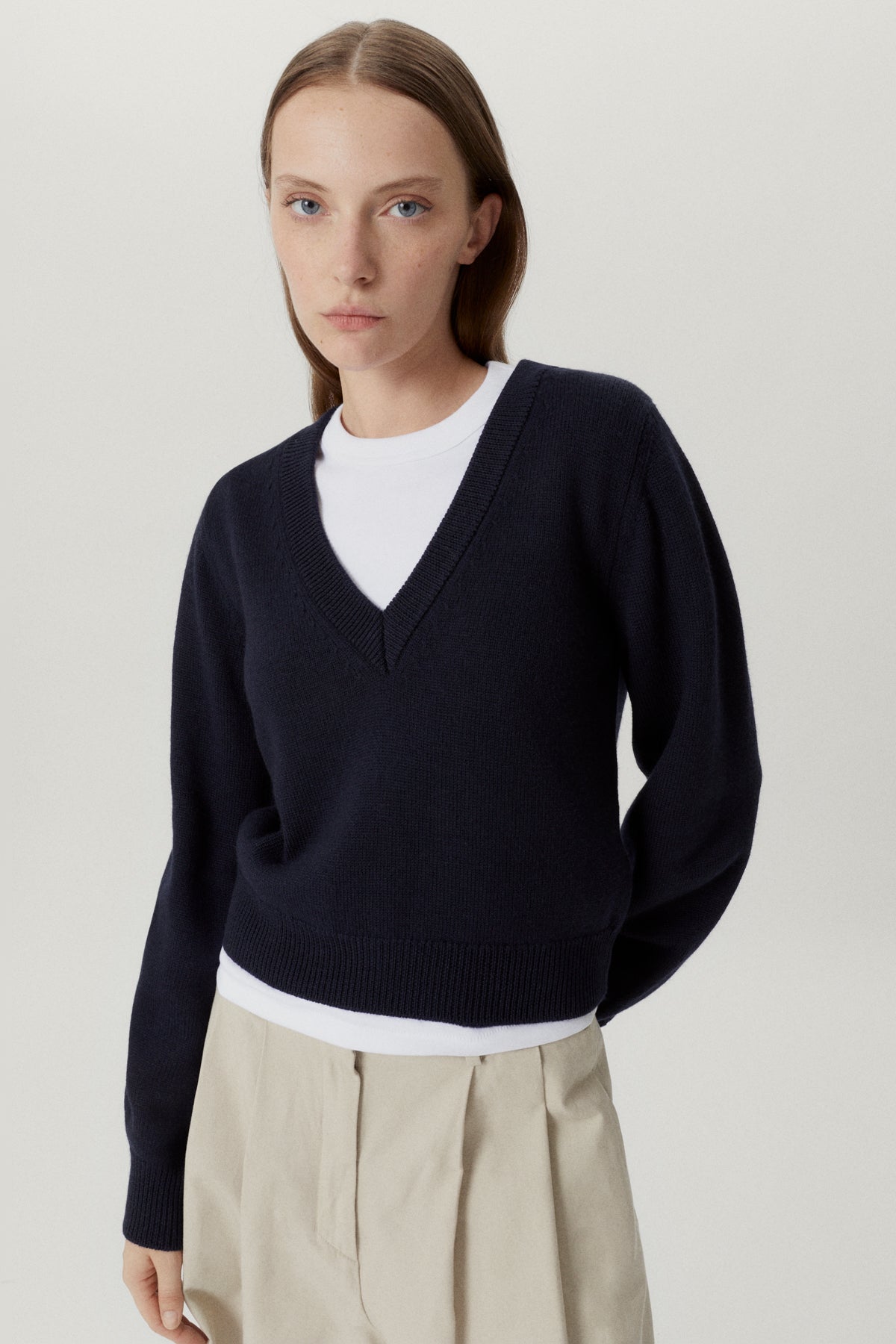 the merino wool cropped v neck oxford blue